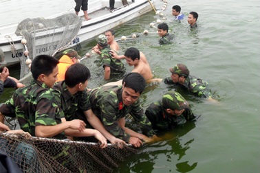 Đặc công nước đội mưa diễn tập dẫn dắt cụ Rùa