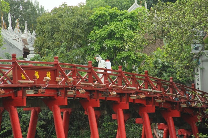 Hà Nội tiến hành tiêu độc khử trùng các khu di tích để đảm bảo an toàn cho du khách giữa mùa dịch Covid-19 - Ảnh 19. Hà Nội tiến hành tiêu độc khử trùng các khu di tích để đảm bảo an toàn cho du khách giữa mùa dịch Covid-19 - Ảnh 19.