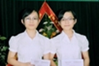 Chị em song sinh cùng đỗ ĐH, cùng vào Đảng