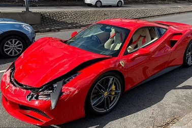 Siêu xe Ferrari 488 gặp tai nạn ngay sau khi rời khỏi salon