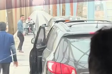 Hai người đàn ông dừng xe giúp người yếu thế "gây bão" mạng