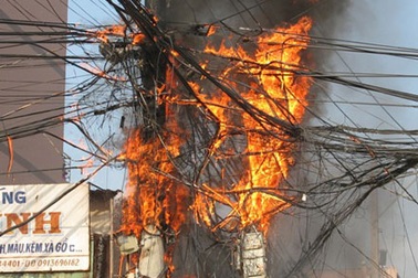 Lửa rực đỏ trên cột điện