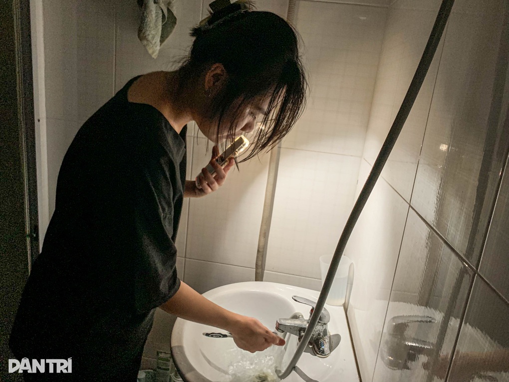 Sinh viên, người lao động nghèo chật vật chống chọi nắng nóng, mất điện - 5 Sinh viên, người lao động nghèo chật vật chống chọi nắng nóng, mất điện - 5