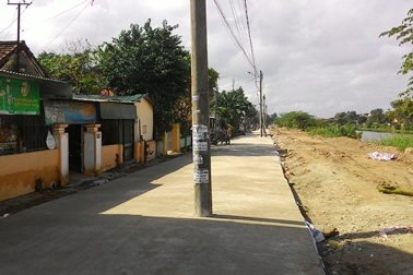 Lạ lùng những cột điện đứng... giữa đường