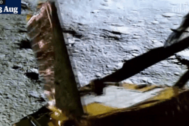 Video nổi bật tuần: Khoảnh khắc lịch sử tàu Ấn Độ lăn bánh trên Mặt Trăng