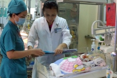 Bộ trưởng Y tế gửi thư khen ê-kíp cứu cháu bé bị đâm thấu sọ