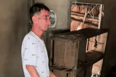 Người đàn ông ở Yên Bái bật khóc nhìn cảnh nhà tan hoang sau lũ