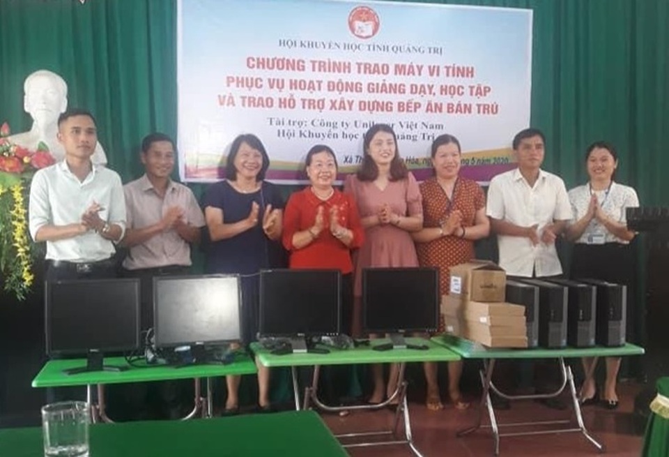 Quảng Trị: Hội Khuyến học tặng máy tính, hỗ trợ tiền ăn cho trẻ miền núi - 1 Quảng Trị: Hội Khuyến học tặng máy tính, hỗ trợ tiền ăn cho trẻ miền núi - 1
