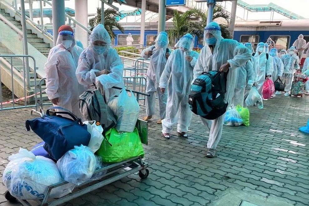Người dân Ninh Bình vỡ òa khi về đến quê nhà trên chuyến tàu đặc biệt - 2 Người dân Ninh Bình vỡ òa khi về đến quê nhà trên chuyến tàu đặc biệt - 2
