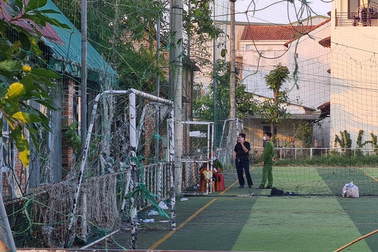 Xà ngang cầu môn rơi trúng đầu nam sinh gây tử vong