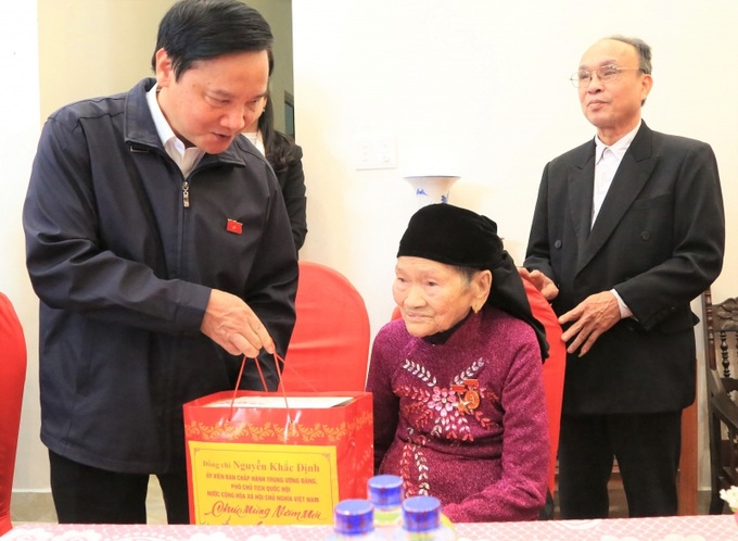 Phó Chủ tịch Quốc hội  Nguyễn Khắc Định, tặng quà Mẹ Việt Nam anh hùng Lê Thị Gái.