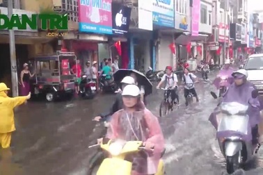 Liên tiếp những chiều tan tầm người Hà Nội bì bõm lội nước
