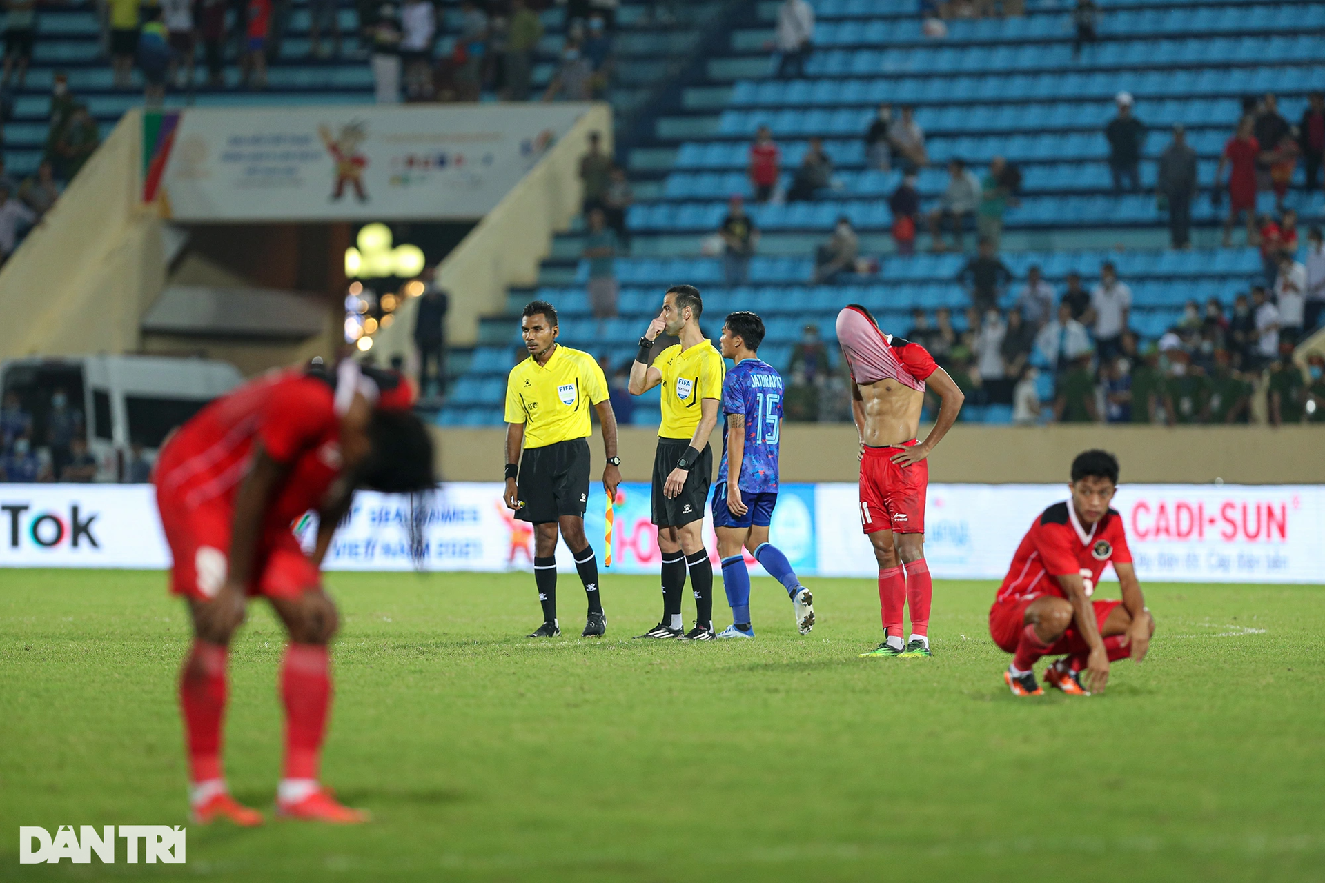 Màn xô xát giữa U23 Thái Lan và U23 Indonesia cùng 4 thẻ đỏ trong 3 phút - 12