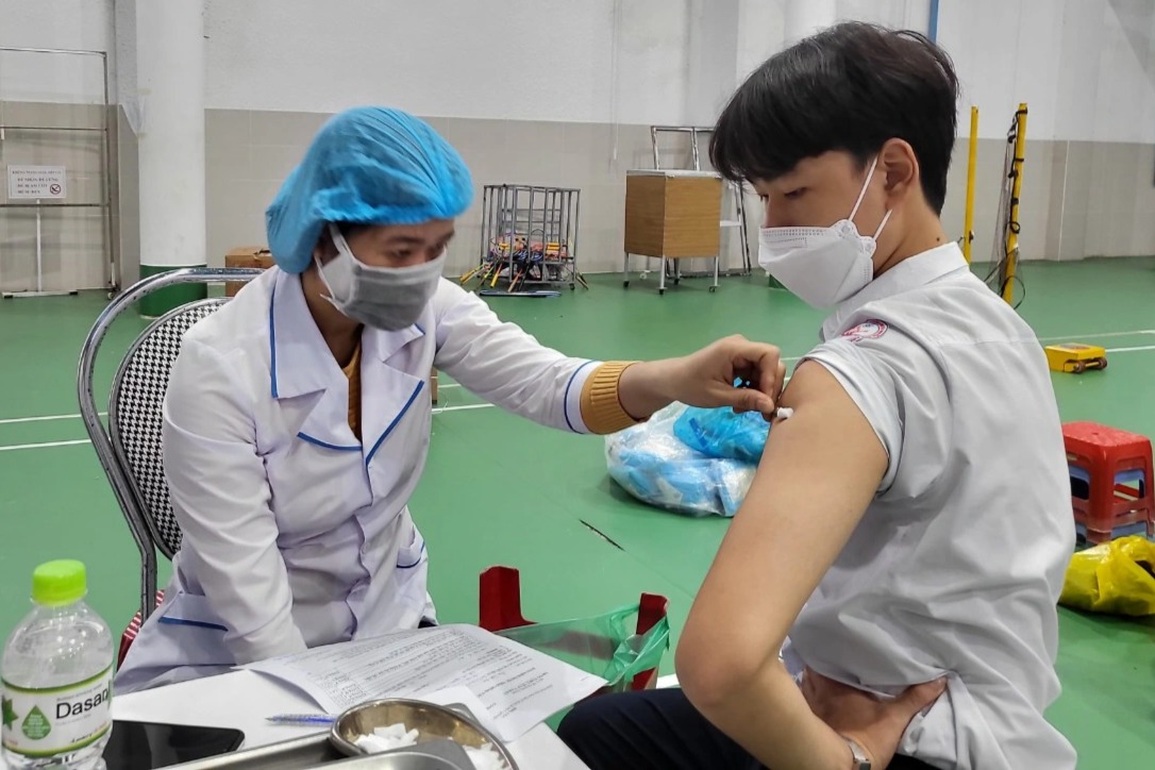 Nam học sinh tiêm liên tiếp 2 mũi vaccine trong vòng 10 phút - 1 Nam học sinh tiêm liên tiếp 2 mũi vaccine trong vòng 10 phút - 1