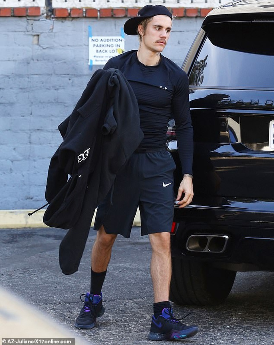 Justin Bieber cởi trần khoe loạt hình xăm - 4 Justin Bieber cởi trần khoe loạt hình xăm - 4