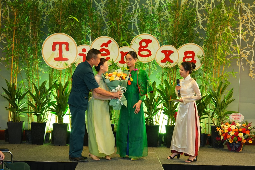 Nhà thơ Thiệp Nguyễn ra mắt tập Tiếng xa ở tuổi 85 - 5 Nhà thơ Thiệp Nguyễn ra mắt tập Tiếng xa ở tuổi 85 - 5