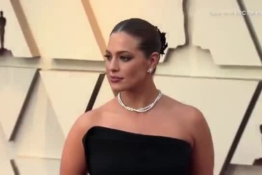Ashley Graham quyến rũ với váy ôm sát