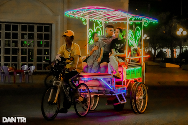 Biến xe lôi thành cổ tích, kiếm nửa triệu đồng mỗi đêm