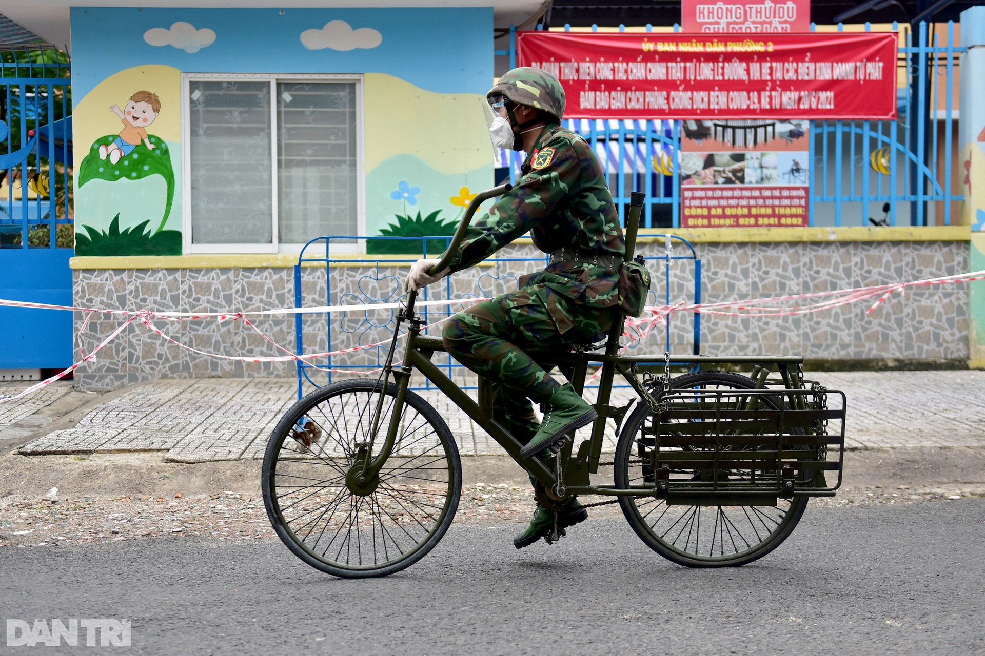 Bộ đội dùng xe đạp thồ chuyển thực phẩm vào tận hẻm nhỏ cho người dân TPHCM - 12 Bộ đội dùng xe đạp thồ chuyển thực phẩm vào tận hẻm nhỏ cho người dân TPHCM - 12