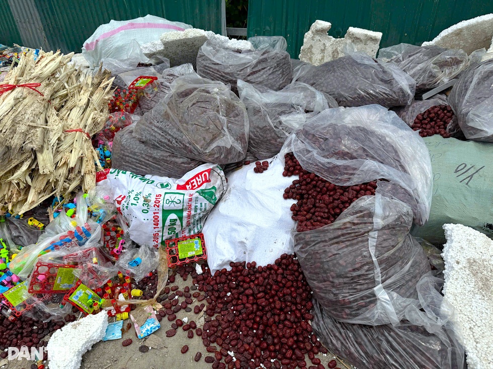 Bãi rác ở La Phù chất đống bánh kẹo nhãn hiệu lạ, thực phẩm hết hạn - 8 Bãi rác ở La Phù chất đống bánh kẹo nhãn hiệu lạ, thực phẩm hết hạn - 8
