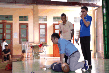 Báo Dân trí mang kiến thức sơ cứu và y tế học đường tới người dân vùng cao