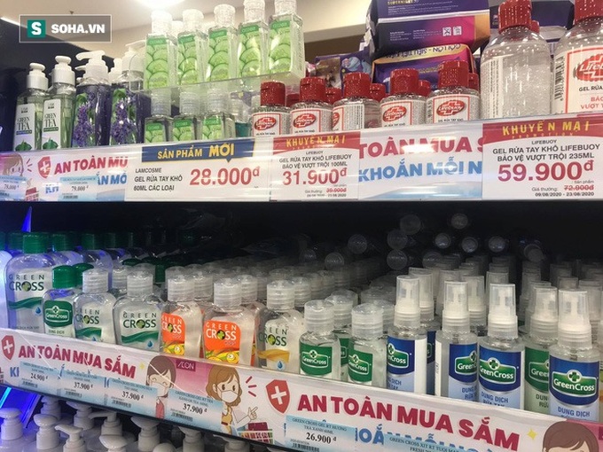 Qua thời “cháy hàng”, khẩu trang và nước rửa tay giảm giá sốc vẫn ế - Ảnh 3. Qua thời “cháy hàng”, khẩu trang và nước rửa tay giảm giá sốc vẫn ế - Ảnh 3.