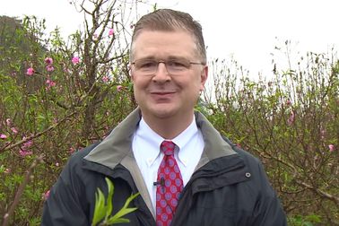 Đại sứ Mỹ đích thân xuống vườn, chọn đào chơi Tết