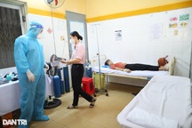 Một học sinh ngất xỉu sau tiêm vaccine Covid-19 ở TPHCM: Cần lưu ý gì?