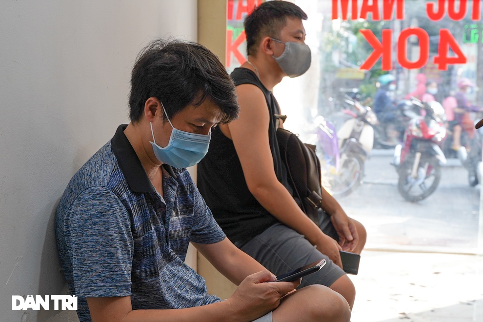 Người dân vội vã đi cắt tóc gội đầu trước khi Hà Nội chính thức cấm từ 13/7 - 5 Người dân vội vã đi cắt tóc gội đầu trước khi Hà Nội chính thức cấm từ 13/7 - 5