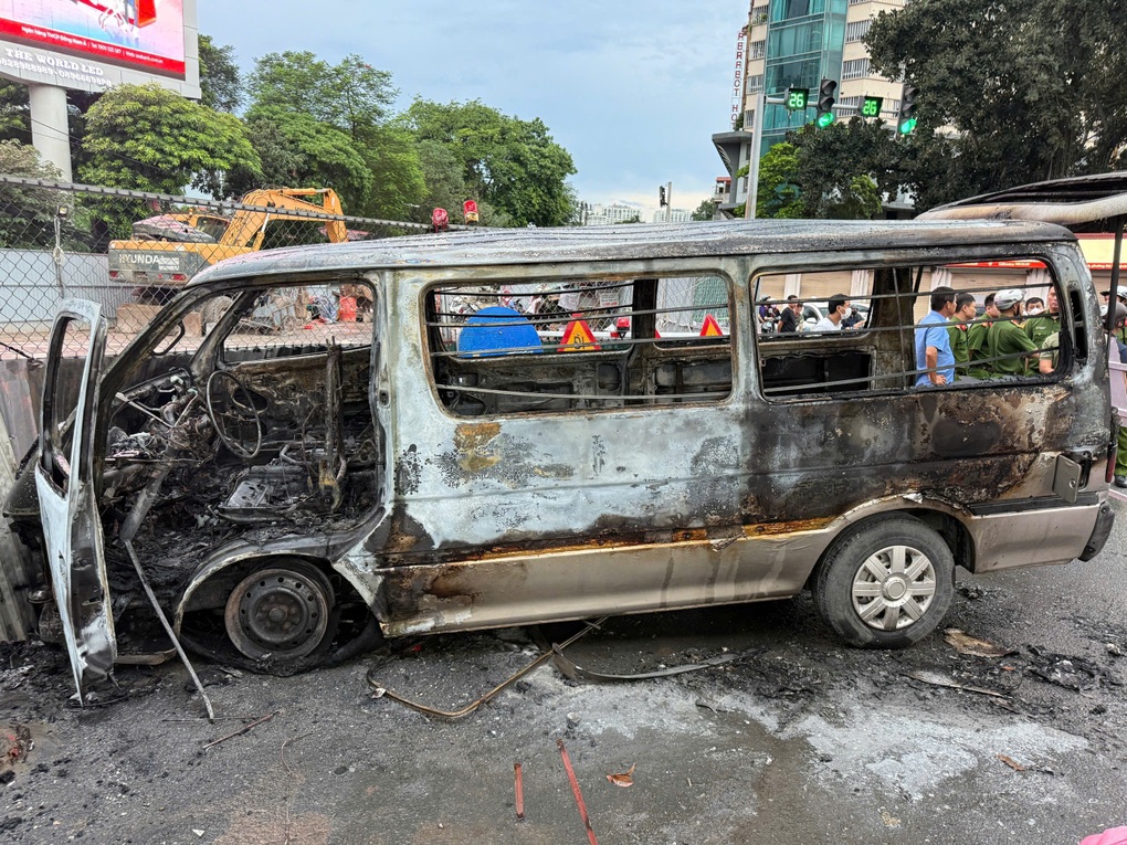 Ô tô bốc cháy ngùn ngụt trên đường ở Hà Nội - 1 Ô tô bốc cháy ngùn ngụt trên đường ở Hà Nội - 1