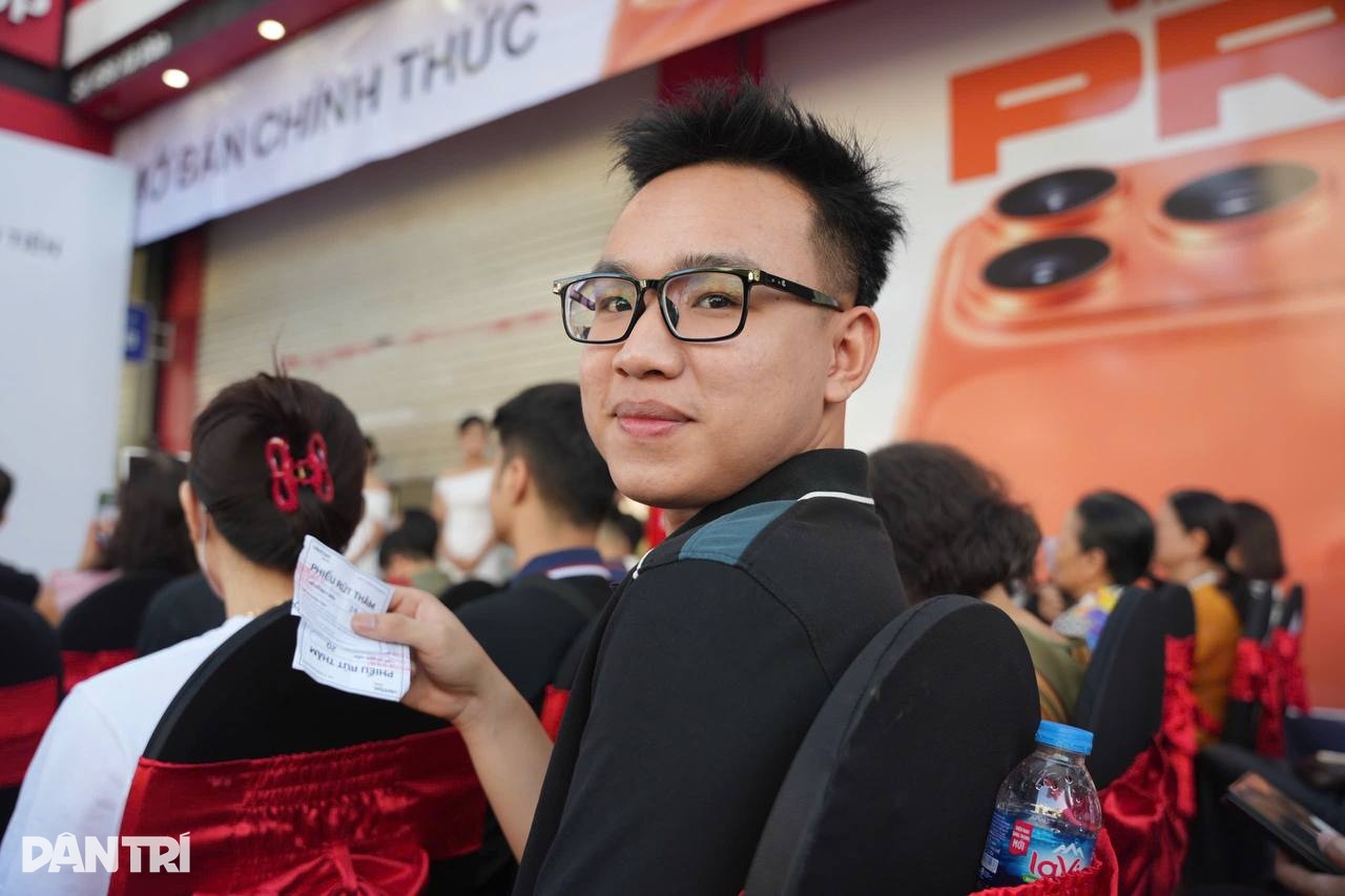 Người dùng mua iPhone 17 Pro Max tặng mẹ trong ngày đầu iPhone 17 lên kệ - 1