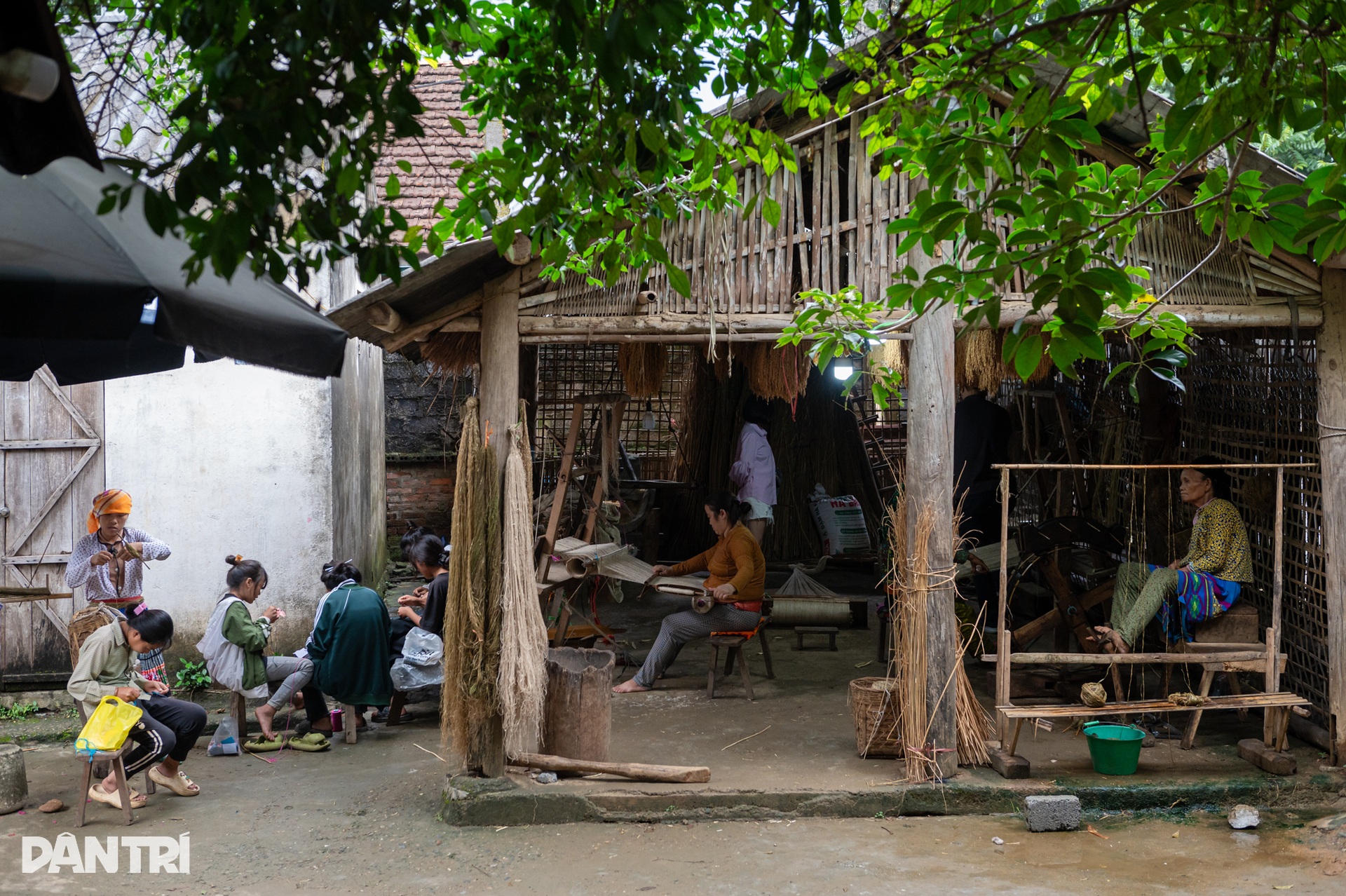 Phụ nữ Mông ổn định kinh tế, đưa sản phẩm dệt lanh Lùng Tám ra thế giới - 2 Phụ nữ Mông ổn định kinh tế, đưa sản phẩm dệt lanh Lùng Tám ra thế giới - 2