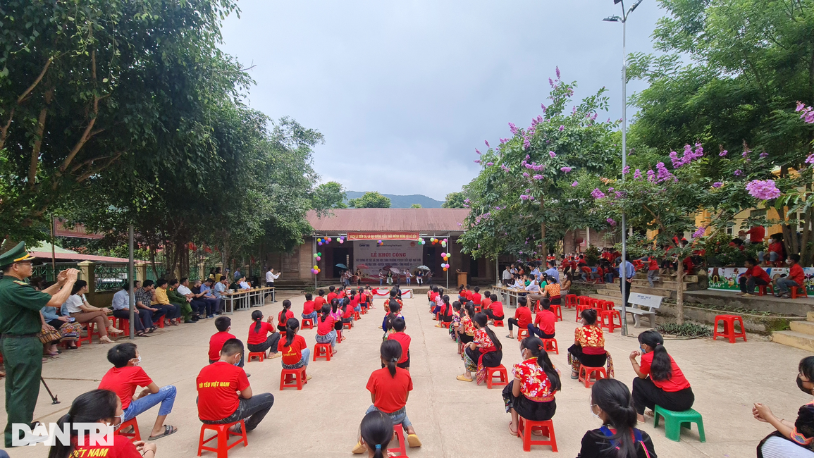 Khởi công xây điểm trường Dân trí giúp học sinh nghèo biên giới Việt - Lào - 9 Khởi công xây điểm trường Dân trí giúp học sinh nghèo biên giới Việt - Lào - 9