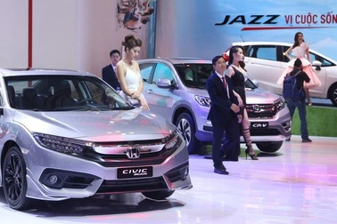 Làn sóng giảm giá ô tô: Hãng xe và người tiêu dùng chơi trò kéo co