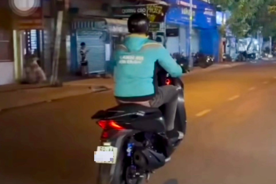 CSGT TPHCM tịch thu xe SH sau clip thanh niên bốc đầu trên đường - 1
