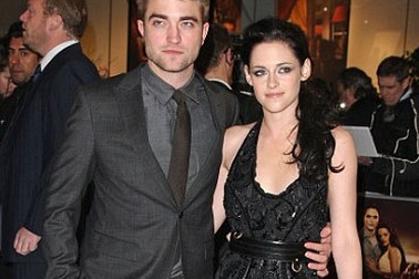 Robert Pattinson mủi lòng trước bạn gái phản bội