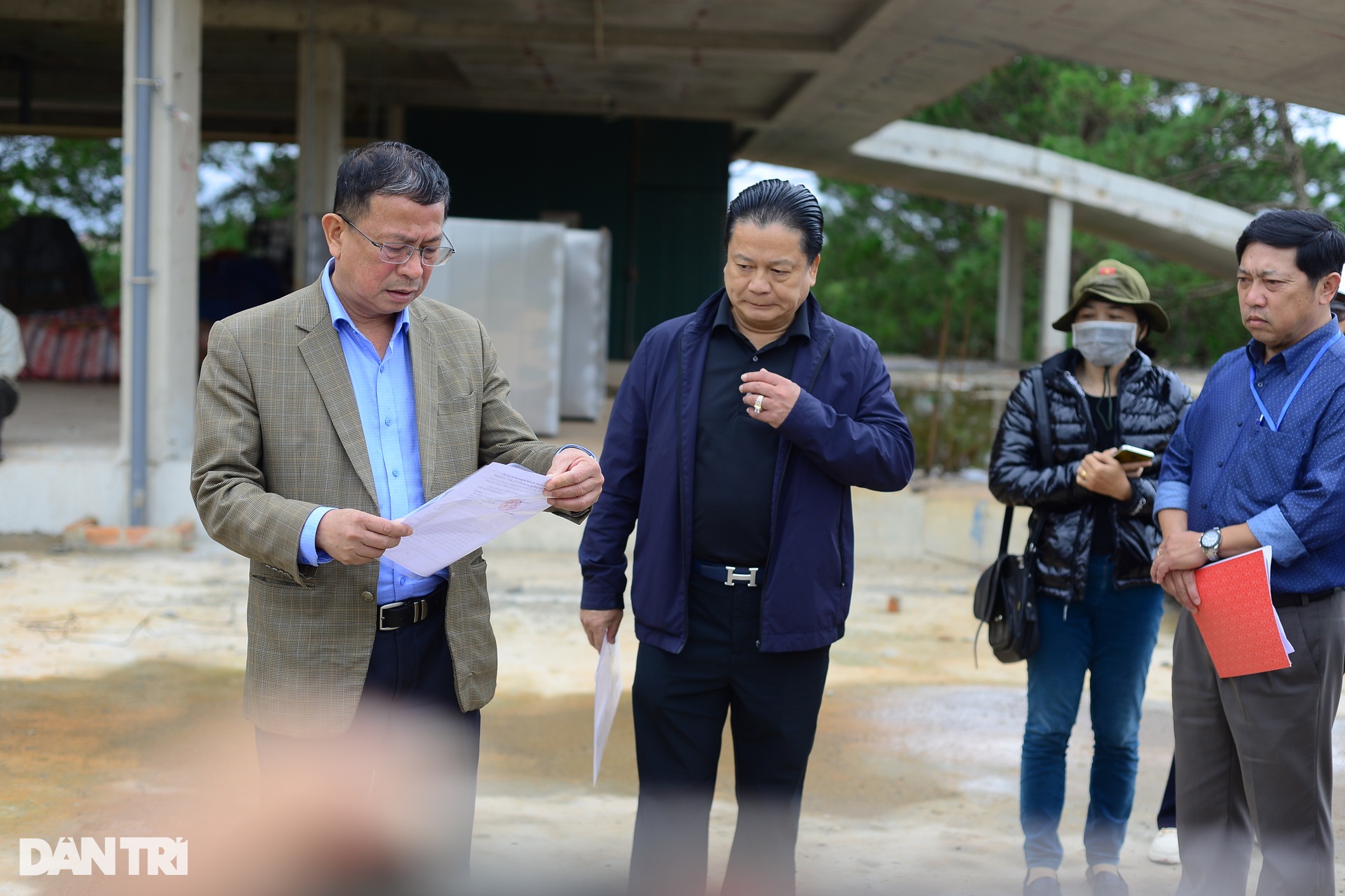 Cưỡng chế công trình sai phạm trong sân golf Đồi Cù: Bất ngờ phút cuối - 2 Cưỡng chế công trình sai phạm trong sân golf Đồi Cù: Bất ngờ phút cuối - 2