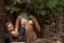 Bầu ngực của bức tượng bị sờ chạm nhiều tới mức có vết nứt và nhẵn thín