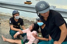 Giải cứu người mẹ bồng con nhỏ định nhảy cầu