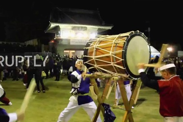 Hàng nghìn người đàn ông khỏa thân tranh cướp nhau gậy may mắn trong ngày hội lạ