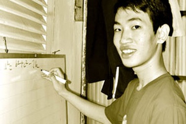 Cậu bạn đi bộ đến trường