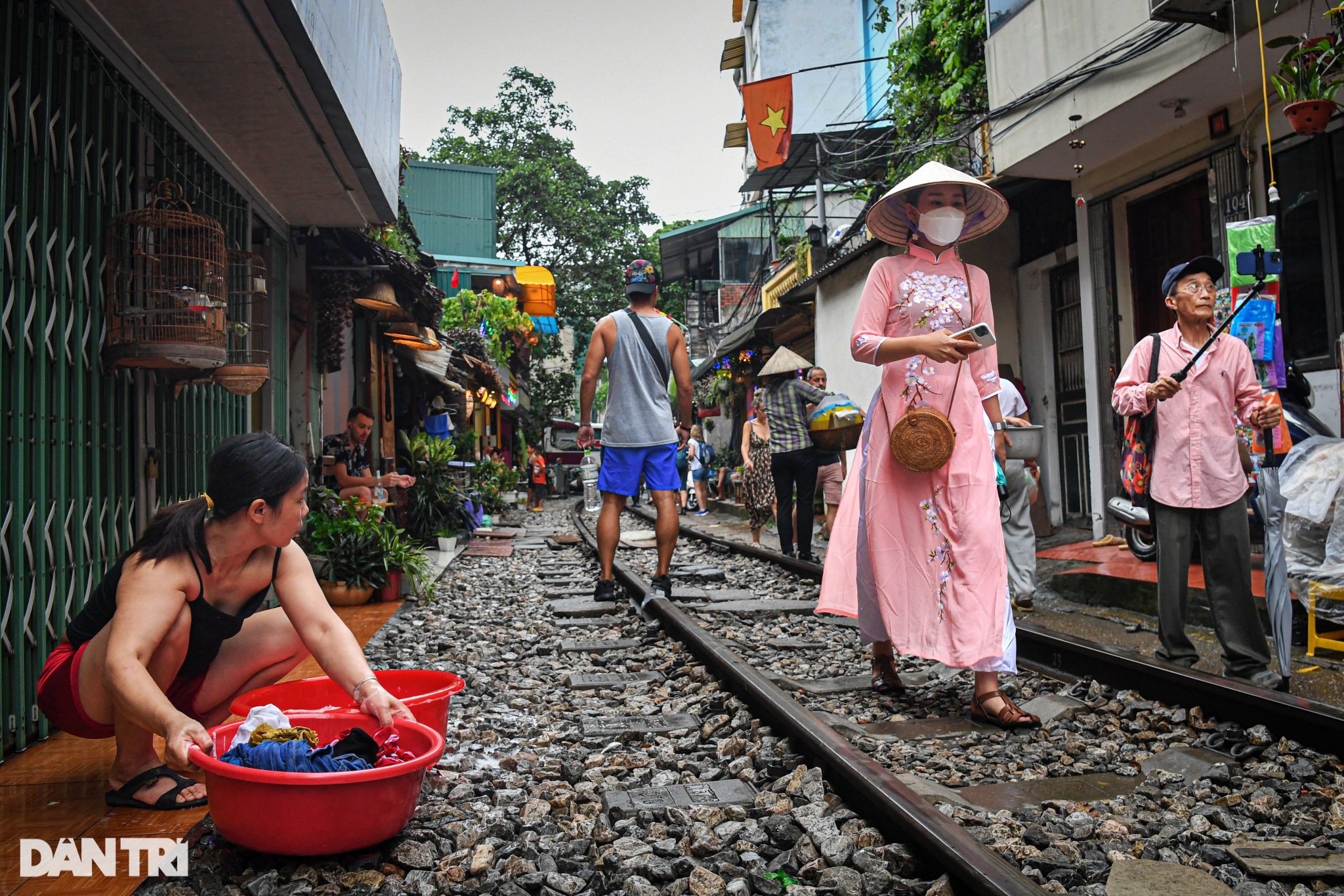 View - Phố cà phê đường tàu ở Hà Nội nhộn nhịp khách Tây, đông kín ngày cuối tuần | Báo Dân trí