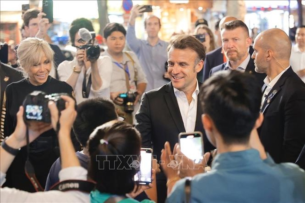 Tổng thống Pháp Emmanuel Macron và Phu nhân dạo phố cổ Hà Nội - 4 Tổng thống Pháp Emmanuel Macron và Phu nhân dạo phố cổ Hà Nội - 4