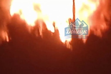 Ngọn lửa dữ dội bao trùm kho chứa nhiên liệu tại Donetsk