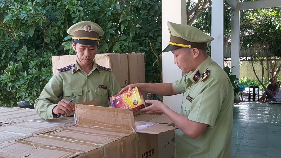 Phát hiện xe tải chở gần 900kg pháo - 3 Phát hiện xe tải chở gần 900kg pháo - 3