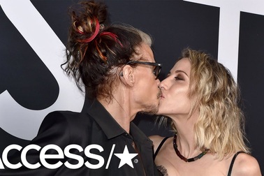 Steven Tyler hạnh phúc bên bạn gái trẻ