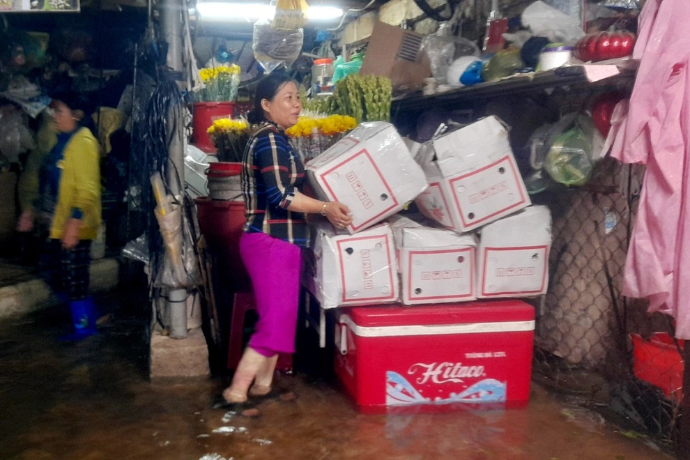 Biển nước bủa vây, người già, trẻ nhỏ hối hả chạy lũ - 8 Biển nước bủa vây, người già, trẻ nhỏ hối hả chạy lũ - 8