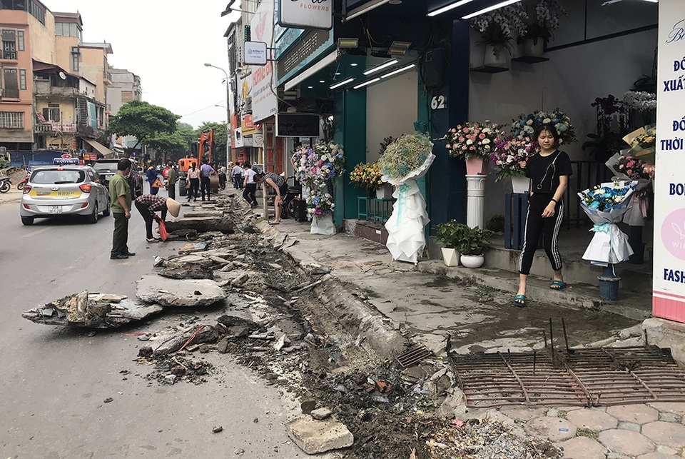 Phá dỡ hàng loạt bục bệ bít cống gây úng ngập trên phố Hà Nội - 5 Phá dỡ hàng loạt bục bệ bít cống gây úng ngập trên phố Hà Nội - 5