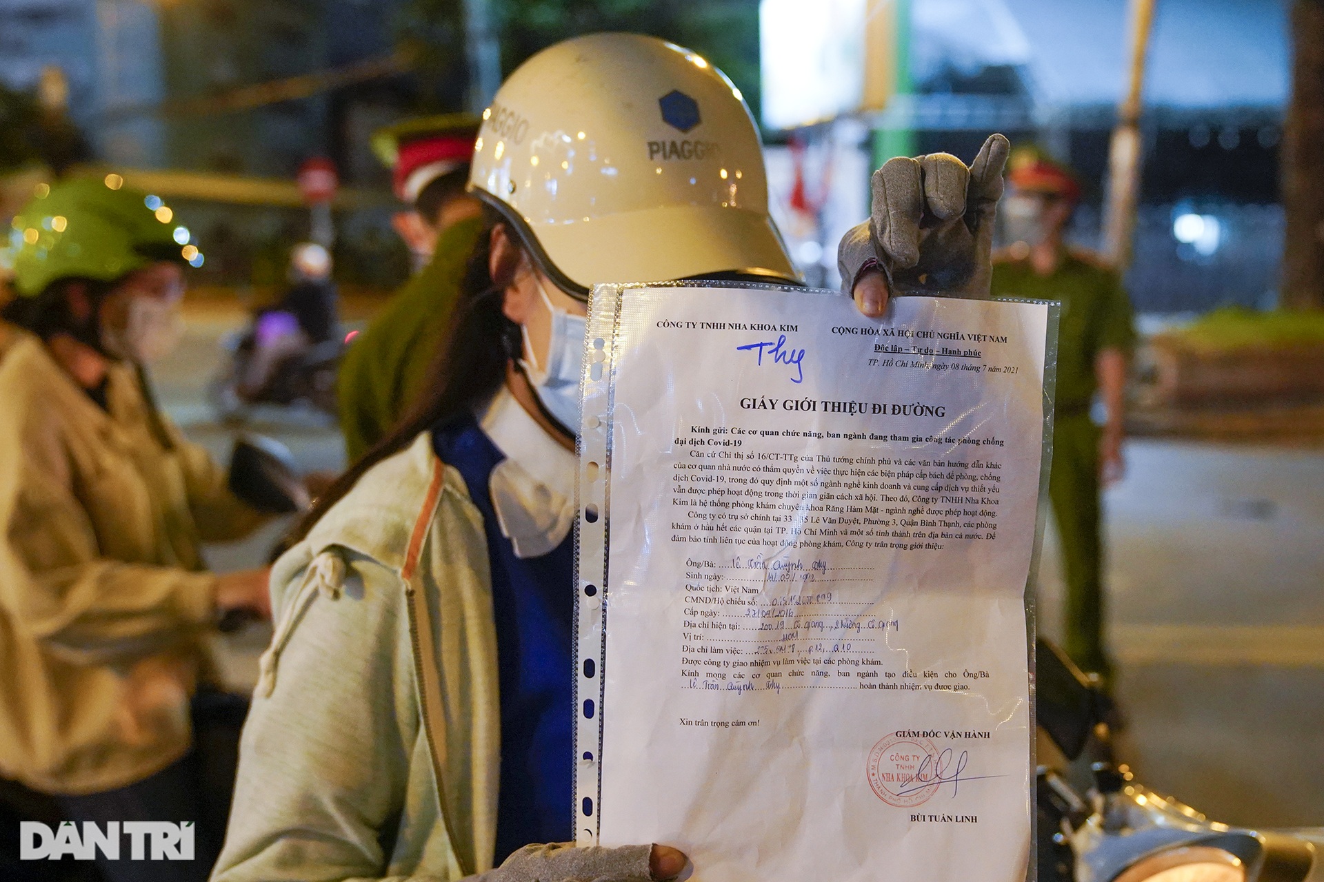 Nêu lý do chỉ mua xúc xích, người phụ nữ chạy xe máy qua nhiều quận ở TPHCM - 2