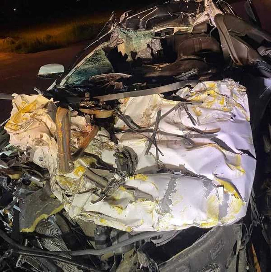 Ô tô con kẹt cứng trong gầm xe container, 4 người thương vong - 1 Ô tô con kẹt cứng trong gầm xe container, 4 người thương vong - 1